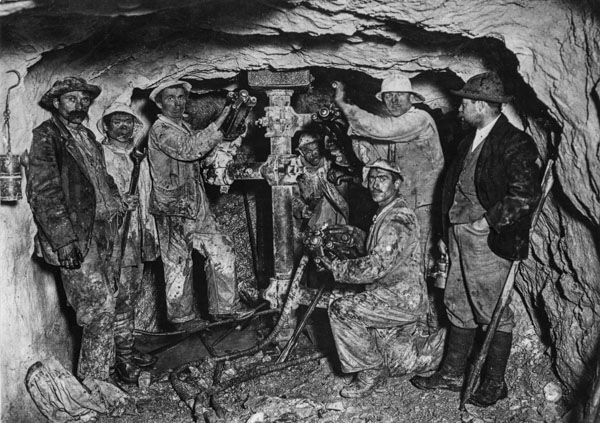 Ouvriers travaillant à la construction du tunnel du Lötschberg entre 1906 et 1913