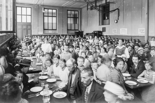 Soupe populaire du centre d'aide sociale Drei Rosen à Bâle durant la Première Guerre mondiale