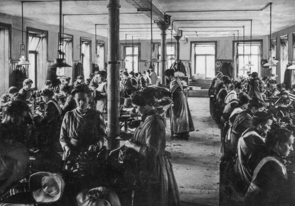 Sala di montaggio di una fabbrica orologiera, intorno al 1900.