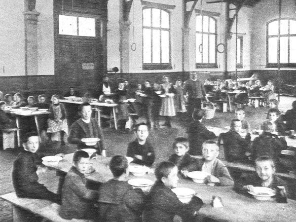 Distribution de repas aux enfants pauvres à Zurich en 1908