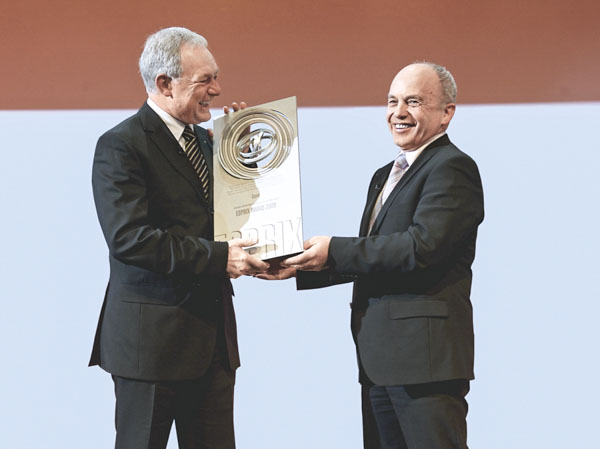 Esprix Award 2009, Ulrich Fricker (a sinistra) riceve il riconoscimento dal consigliere federale Ueli Maurer
