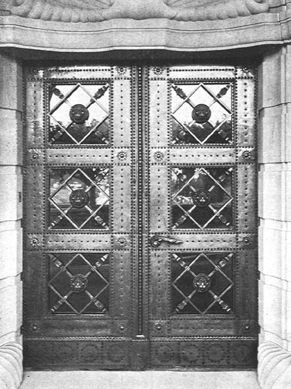 Joliment décorées, les portes en laiton mettent en valeur l’entrée principale.