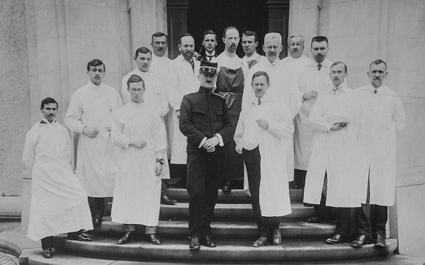 Hans Brun, le directeur de l’établissement sanitaire, avec son équipe médicale, et Robert Hauser, colonel et médecin en chef de l’armée