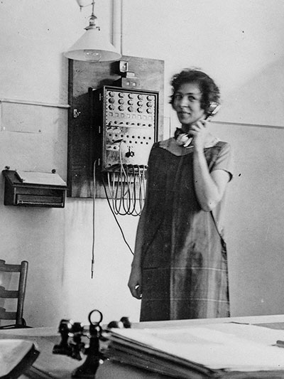 Une téléphoniste de l’agence de St-Gall (1926)