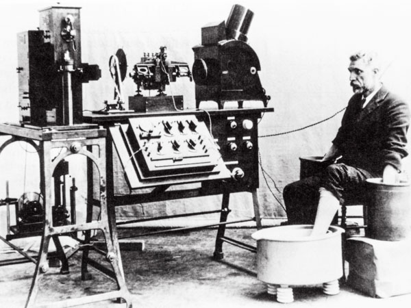 Willem Einthoven esegue una dimostrazione del primo elettrocardiografo, 1902