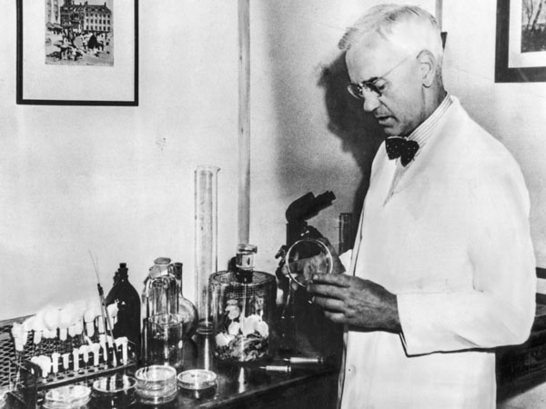 Fleming invente la pénicilline en 1928.