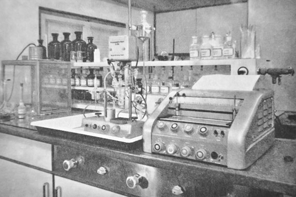 Polarograph im chemischen Labor der Suva, 1961