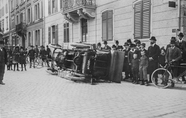 Incidente d'auto all'incrocio tra la Selnaustrasse e la Gerechtigkeitsgasse a Zurigo, 1921