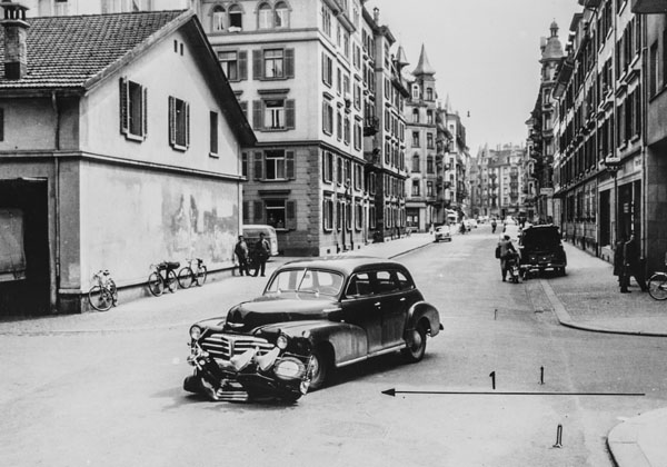 Motorrollerunfall an einer Kreuzung, 1959