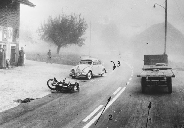 Motorradunfall im Nebel, 1959