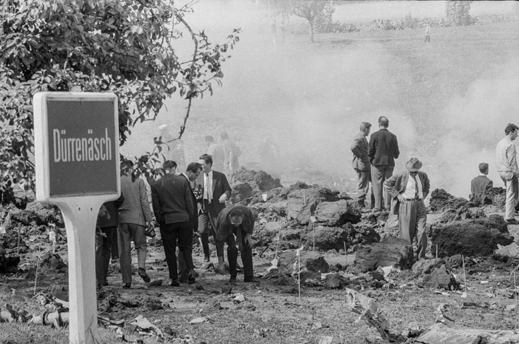 Dürrenäsch, luogo dello schianto con il cartello della località, 1963