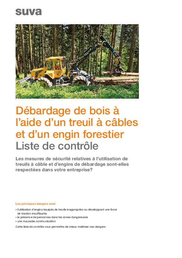 Débardage de bois à l’aide d’un treuil à câbles et d’un engin forestier en toute sécurité