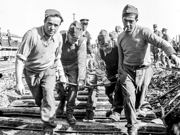 Des cheminots réparent les voies après le bombardement de la gare de marchandises Wolf à Bâle, en mars 1945