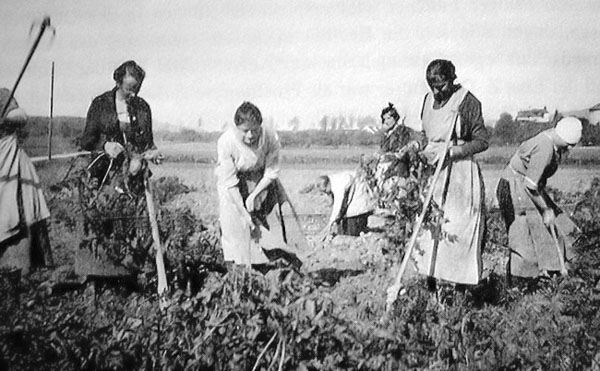 Lavori agricoli sul terreno del convitto femminile Heimgarten a Bülach, intorno al 1920.