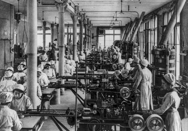 Arbeiterinnen an Maschinen und an Fliessbändern in der Nahrungsmittelindustrie, nach 1900.