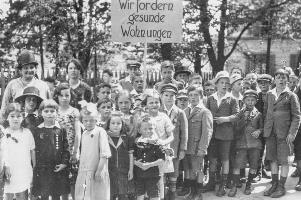 Eine Kindergruppe demonstriert am 1. Mai 1926 in der Stadt Zürich für gesunden Wohnraum.