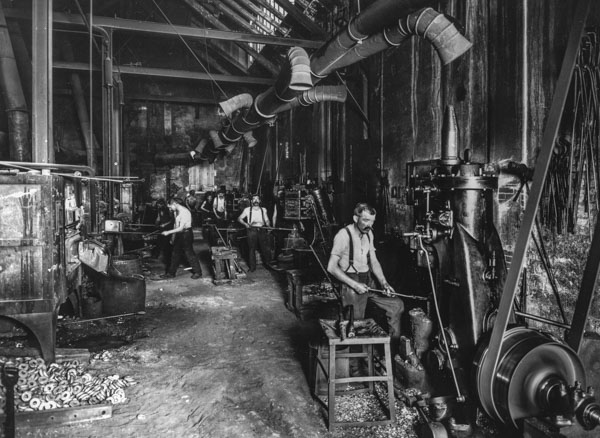 Einblick in einen metallverarbeitenden Betrieb um 1900, Ort unbekannt.