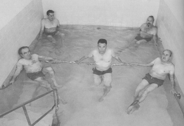 Piscine de réadaptation dans l’établissement de bains, à Baden, vers 1980