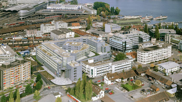 Le nouveau bâtiment de la Suva à Lucerne, la Rösslimatt, en octobre 1992