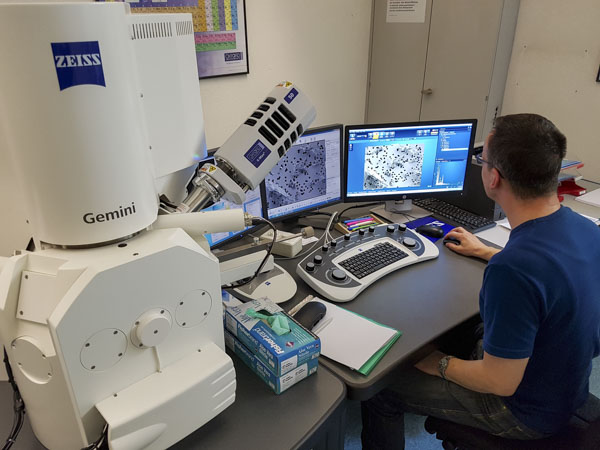 Microscope électronique à balayage dans le laboratoire de la division protection de la santé au poste de travail, secteur analytique, de la Suva, 2017