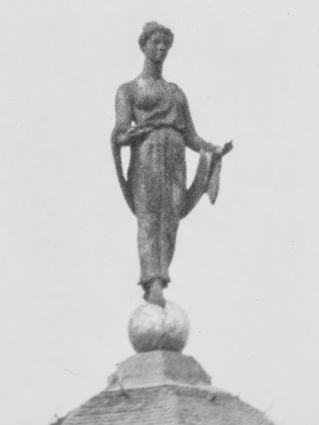 La statua originaria in cima alla cupola della Suva.