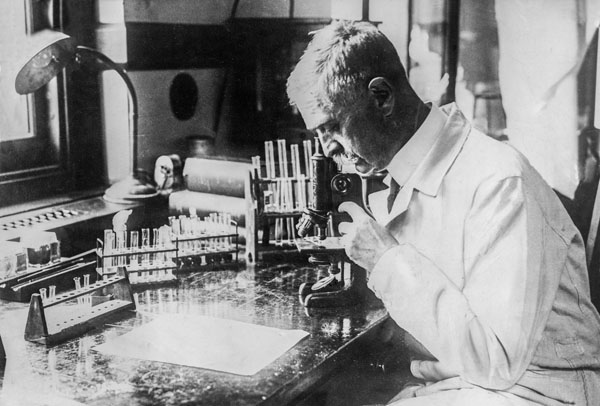 Karl Landsteiner utilise un microscope