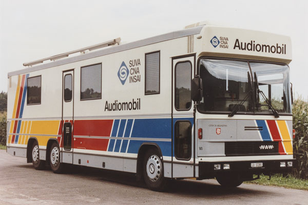 Les vives couleurs d’une audiomobile de la CNA, 1986