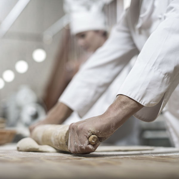 Boulanger abaissant de la pâte (photo d’illustration)