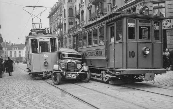 Collision entre un tramway et une voiture au carrefour entre la Badenerstrasse et la Rotwandstrasse à Zurich, en 1927