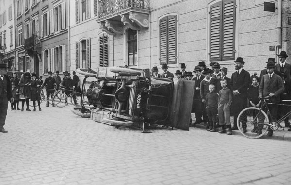 Accident de la route à la jonction entre la Selnaustrasse et la Gerechtigkeitsgasse à Zurich, en 1921