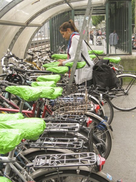 Unfallverhütung mit Guerilla-Aktionen-Velosattel-2003