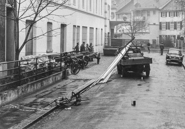 Accident entre un vélo et un camion en 1950