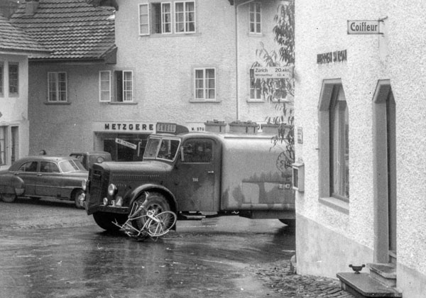 Accident entre un vélo et un camion en 1970