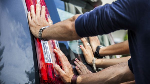 Veicolo in panne spinto a mano, immagine di repertorio