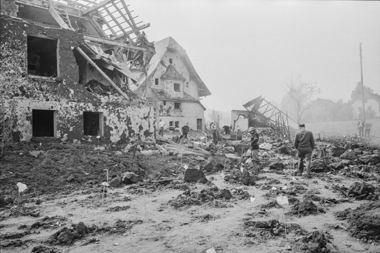 Dürrenäsch, Absturzstelle mit zerstörtem Bauernhof, 1963