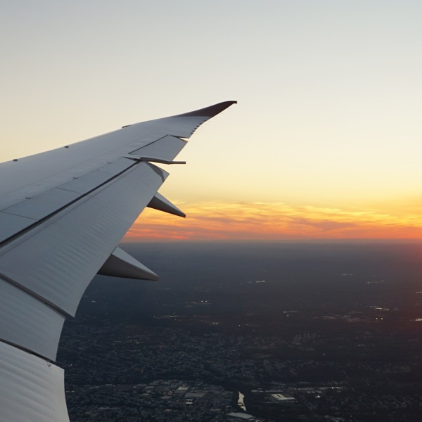 Tramonto dientro l'ala di un aereo.